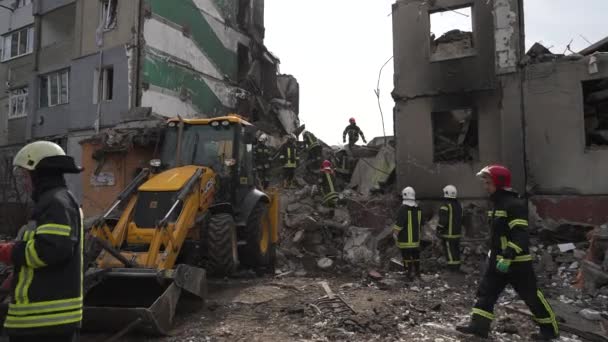 Rettungsarbeiten Ort Eines Zerstörten Hauses Nach Einer Bombenexplosion — Stockvideo