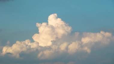 Gün batımında bulutların hareketliliği hızlandı. Kümülüs 'ün zaman atlaması kümülonimbus bulutlarına dönüşmeye çalışır.