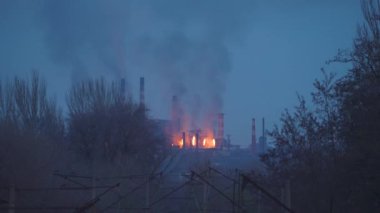Ukrayna 'nın Zaporozhye şehrinde sanayi bölgesi. Metalurji girişimi çevreye zararlı maddelerin emisyonlarını üretir.
