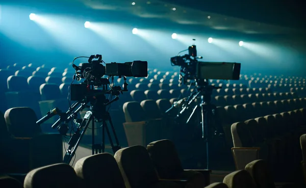 Profesyonel dijital kameralar yayına hazır.