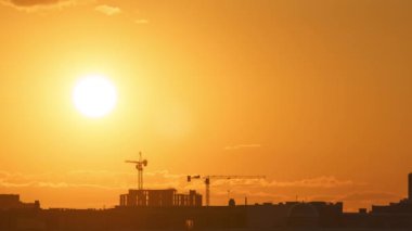 Şehirde günbatımı. Kyiv, Ukrayna 'nın başkentidir. Akşam gün batımı zamanı