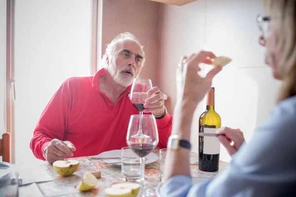 Senior Důchodci Pár Doma Sedí Stolu Oběd Chatování — Stock fotografie