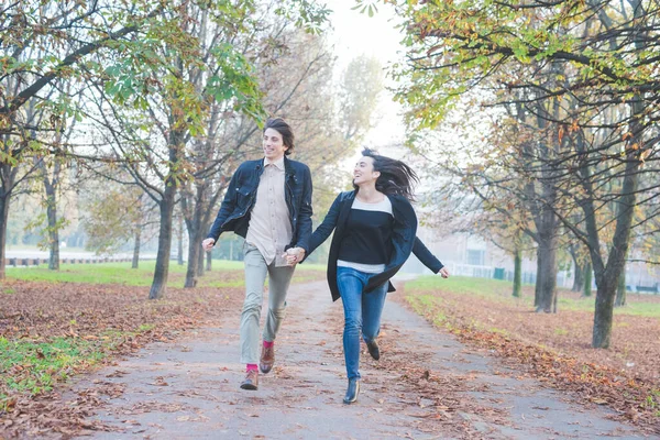 年轻的已婚夫妇在户外自由奔跑 手牵手玩乐 — 图库照片