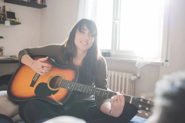 幸せな笑顔女性演奏ギターと作曲曲室内で自宅 — ストック写真
