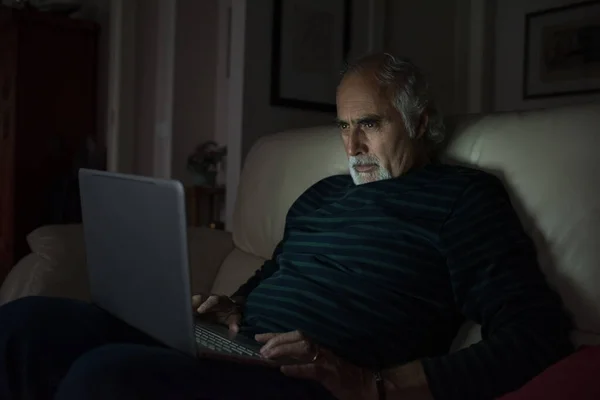 Hombre Mayor Sentado Sofá Casa Usando Computadora Viendo Películas Streaming — Foto de Stock