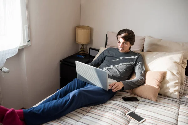 Young Man Typing Computer Lying Bed Relaxing Watching Video Working — Stock Photo, Image