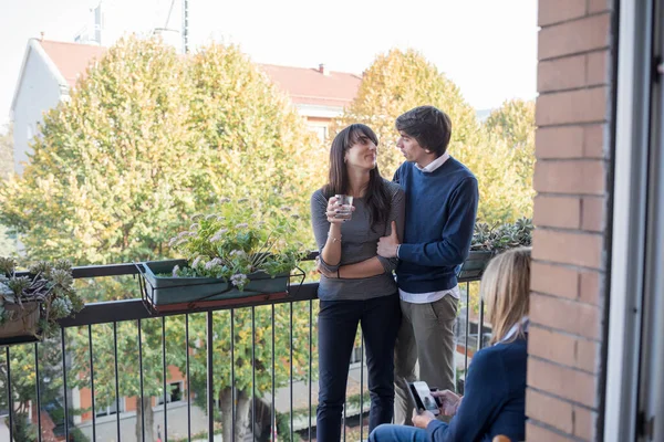 Millennials Paar Thuis Staand Terras Knuffelen Liefde Drinkwater — Stockfoto
