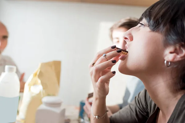 Mujer Joven Adulta Casa Desayunando Comiendo Galletas — Foto de Stock