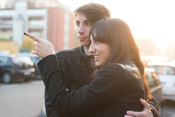 Tineri Millennials Cuplu Mers Jos Împreună Îmbrățișare Aer Liber Zâmbind — Fotografie, imagine de stoc