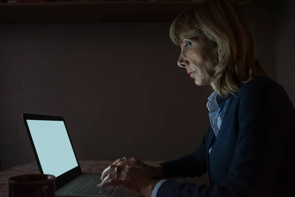 Mujer Mayor Casa Usando Computadora Viendo Películas Streaming Comprobando Ahorros — Foto de Stock