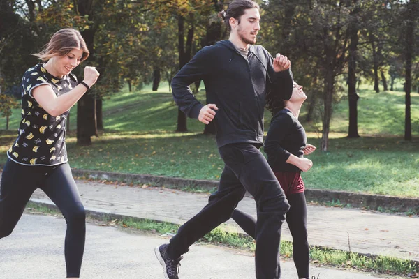 Drei Läufer Sprinten Gemeinsam Beim Outdoor Training Einem Park — Stockfoto