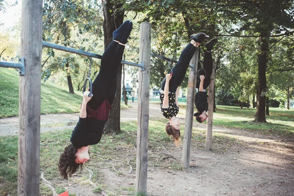 Tre Amici Sportivi Che Praticano Insieme Allenamento Forza Equilibrio Parco — Foto Stock