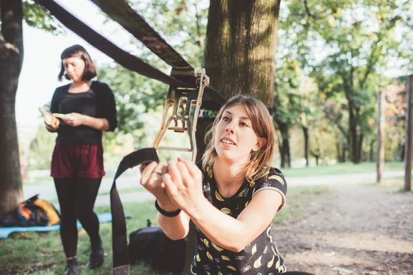 Mujer Preparando Equipo Fijación Asegura Cuerda Atando Árbol Para Aflojar — Foto de Stock