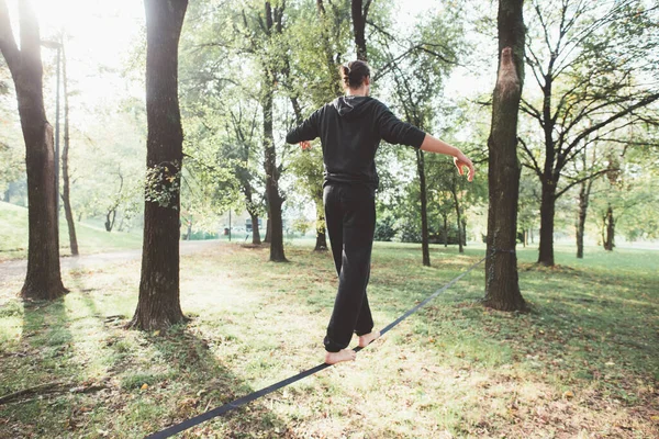 公園で屋外でスラックリングを練習するアスレチックマン — ストック写真