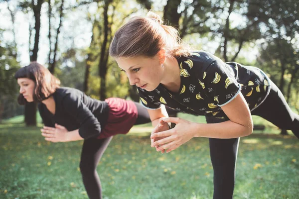 Twee Atletische Sportieve Vrouwen Doen Yoga Buiten Park Training Samen — Stockfoto