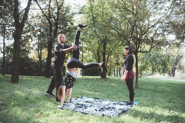 3人の男性と女性の友人が屋外公園で機能的なワークアウトを行う — ストック写真