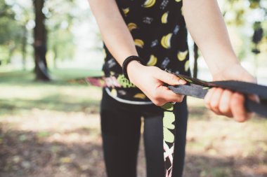 İnsan elini kapatın ve ekipmanları hazırlayın. Halatı sabitleyin. Ağaca bağlanan ipi gevşetin. 