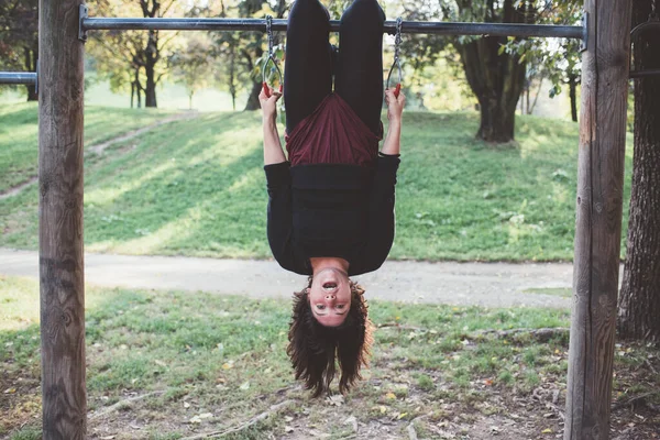Jeune Femme Sportive Pratiquant Entraînement Pour Force Équilibre Dans Parc — Photo