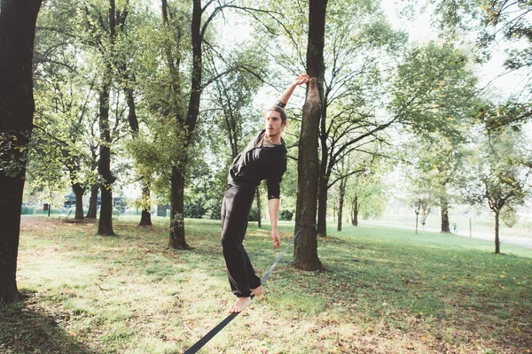 公園で屋外でスラックリングを練習勇敢なスポーツマン — ストック写真