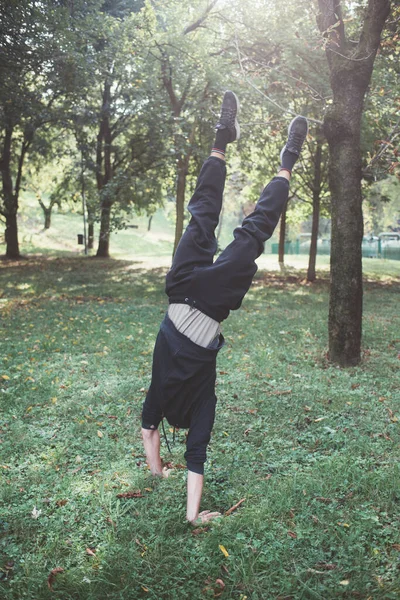 Sportsman Échauffement Avant Entraînement Intense Faisant Handstand Pratiquer Yoga Acrobatique — Photo