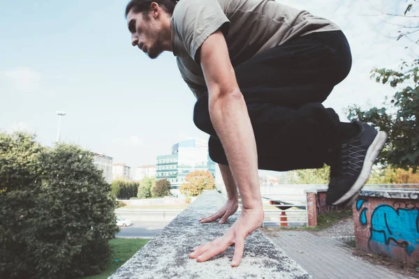 Young Man Sportive Clothes Workout Outdoors Doing Parkour Jumping Obstacle — Stock Photo, Image