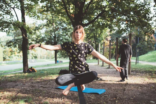 Atletische Sportieve Jonge Vrouw Training Acrobatische Yoga Slacklining Buitenshuis Park — Stockfoto