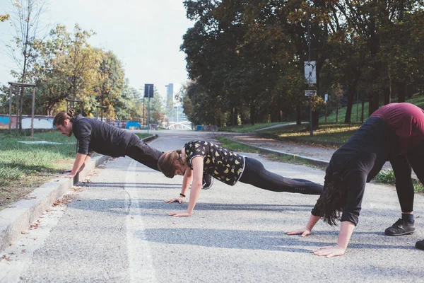 Fitness Kleine Gruppe Freunde Freien Läufer Stretching Gemeinsam Üben — Stockfoto