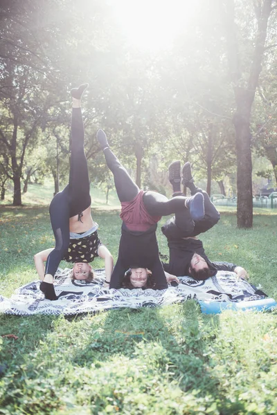 Small Group Friends Training Outdoor Doing Yoga Meditating — Stock Photo, Image