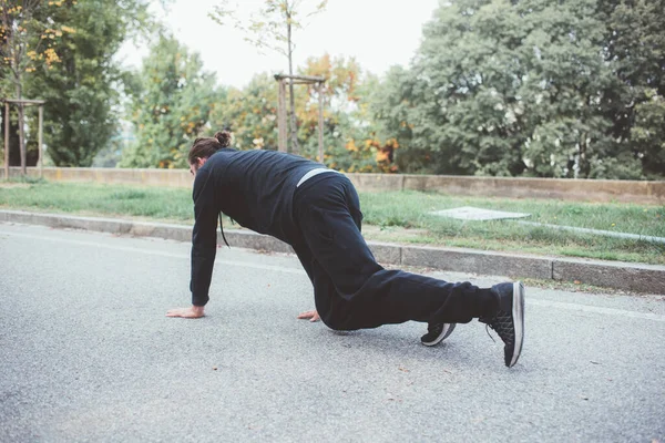 Fitness Mann Trainiert Armmuskeln Beim Liegestütz Freien Mit Körpergewicht Bodenübungen — Stockfoto