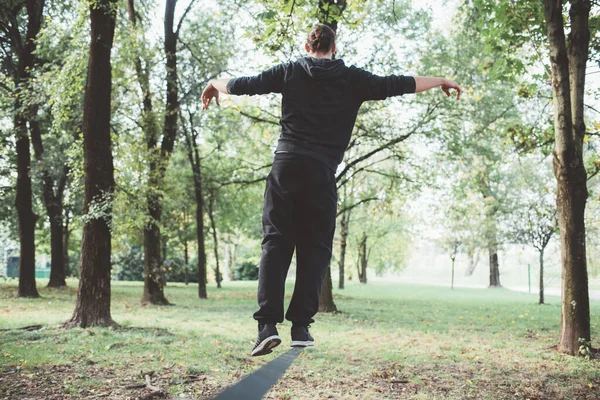 Atletische Man Oefenen Slacklining Buiten Het Park — Stockfoto