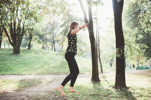 Athletic Sportive Fit Woman Practicing Slacklining Outdoors Park — Stock Photo, Image