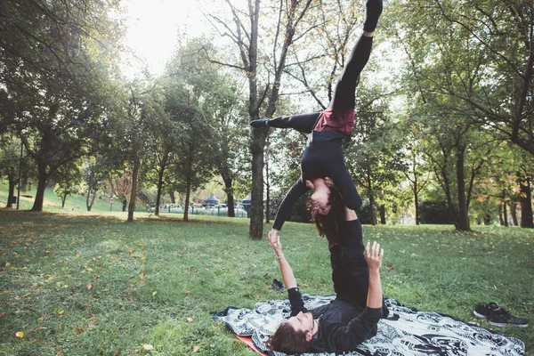 Due Persone Sportive Che Praticano Yoga Acrobatico Esercizio Stretching Giardino — Foto Stock