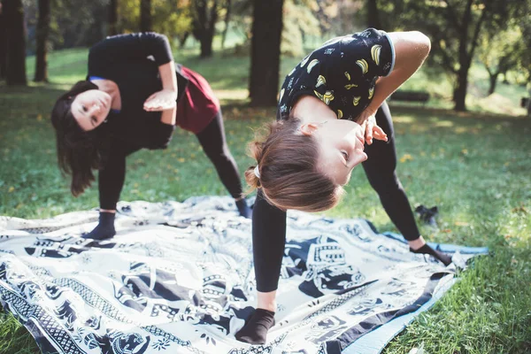 Deux Femmes Sportives Forme Athlétique Extérieur Pratiquant Des Étirements Yoga — Photo