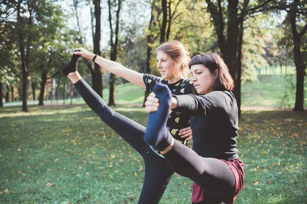 Active Athletic Sportive Women Outdoor Training Together Workout Stretching Park — Stock Photo, Image