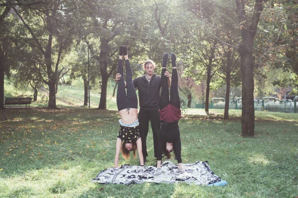 Male Coach Trainer Teaching Couple Women Handstand Functional Training Workout — Stock Photo, Image