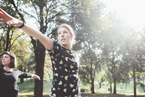Молодая Женщина Тренировки Перед Фитнес Тренировки Парке Разогрева Открытом Воздухе — стоковое фото