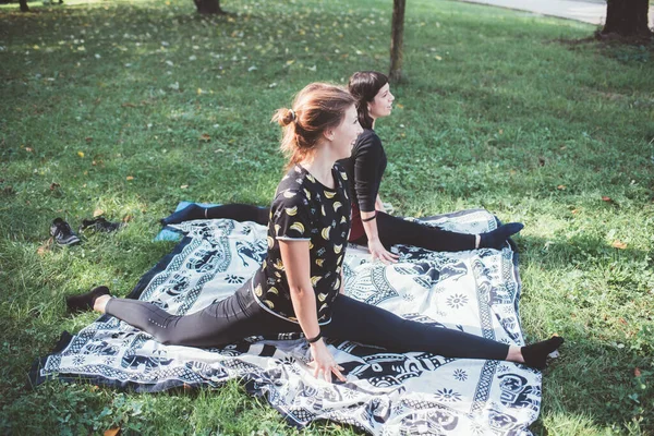 Dos Deportivas Mujeres Forma Flexible Aire Libre Haciendo Yoga Estirándose — Foto de Stock