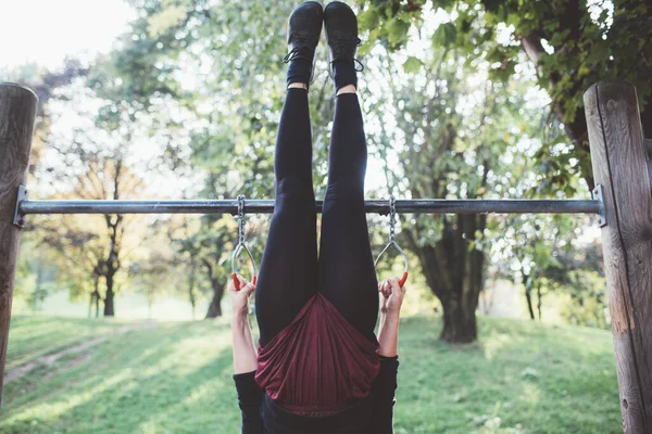 一个不知名的适合运动的年轻女子在室外健身公园锻炼力量和平衡 — 图库照片
