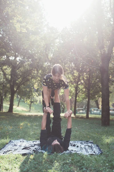 Zwei Sportliche Gesunde Üben Garten Akrobatische Yoga Stretching Übungen — Stockfoto
