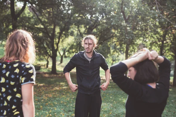 Entrenador Masculino Durante Clase Entrenamiento Aire Libre Con Dos Atletas — Foto de Stock