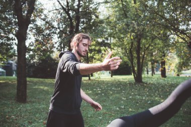 Antrenmanı destekleyen antrenman koçu açık hava parkı