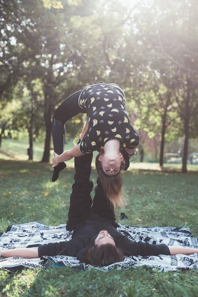 Två Sportiga Atletiska Personer Tränar Akrobatisk Yoga Stretching Tillsammans Trädgården — Stockfoto