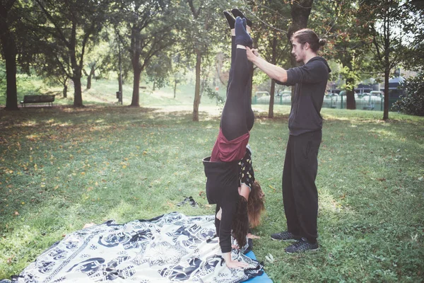 Profesjonalny Instruktor Jogi Pomaga Początkującej Kobiecie Zrobić Akrobatyczne Miejsce Outoors — Zdjęcie stockowe