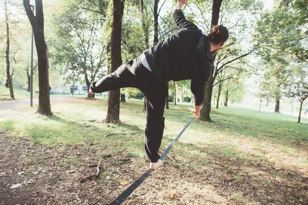 Sportowy Mężczyzna Świeżym Powietrzu Park Ćwiczy Slacklining Balansowanie Nylonowej Lub — Zdjęcie stockowe