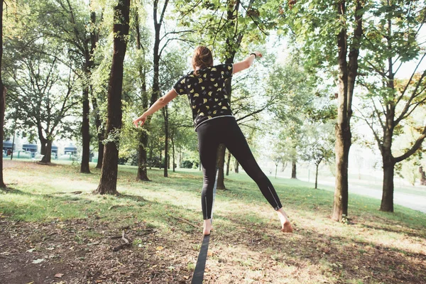 Sportive Fitness Highliner Woman Practicing Slacklining Balancing Rope Outdoors Park — Stock Photo, Image