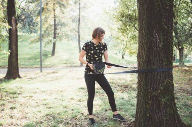 İp cambazlığı yapan kadın dışarıda antrenman yapmaya hazır.