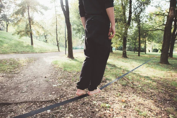 Unrecognizable Young Man Balancing Tightrope Training Slacklining Workout Outdoors — Stock Photo, Image