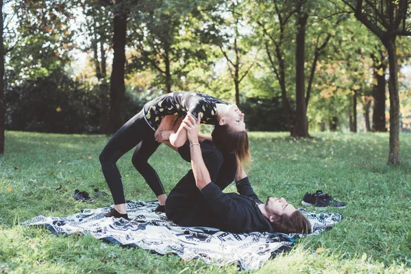 Athlétisme Danseurs Hommes Femmes Pratiquant Yoga Acrobatique Exercice Étirement Jardin — Photo