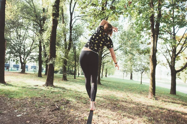 Rückenansicht Sportliche Stuntfrau Trainiert Slackline Walking Barfuß Auf Hochseilgarten — Stockfoto