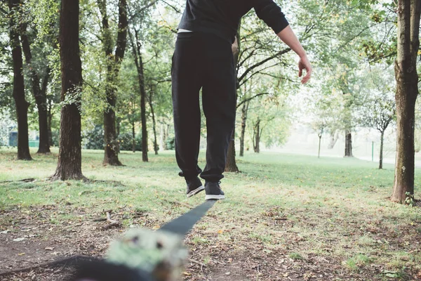 Zbliżenie Człowiek Trening Chodzenie Szczelina Ćwiczenia Slacklining Zewnątrz Ogród — Zdjęcie stockowe